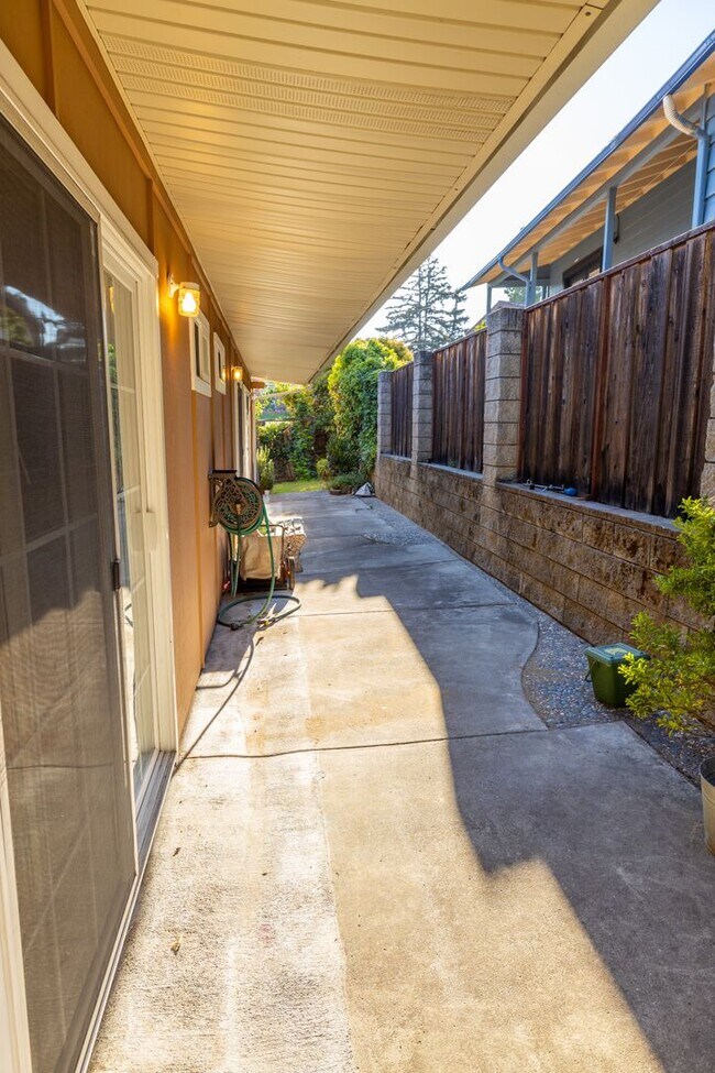 Building Photo - Beautiful 3 bedroom home with Castro Valle...