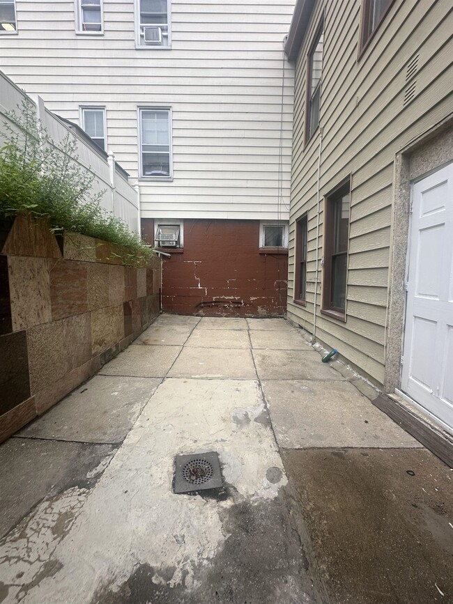 Building Photo - 607 18th St