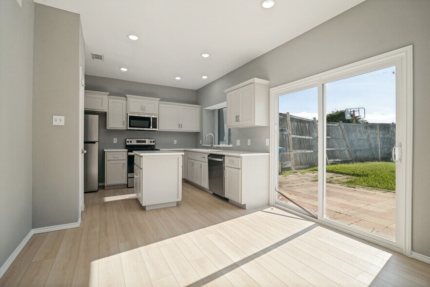 Building Photo - 2700 Cornell Dr