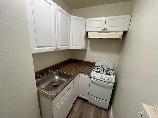 Building Photo - Charming 1 Bedroom Apartment in the Heart ...