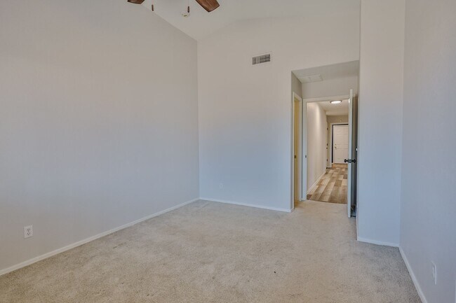 Building Photo - 4 Bedroom 2 Bathroom