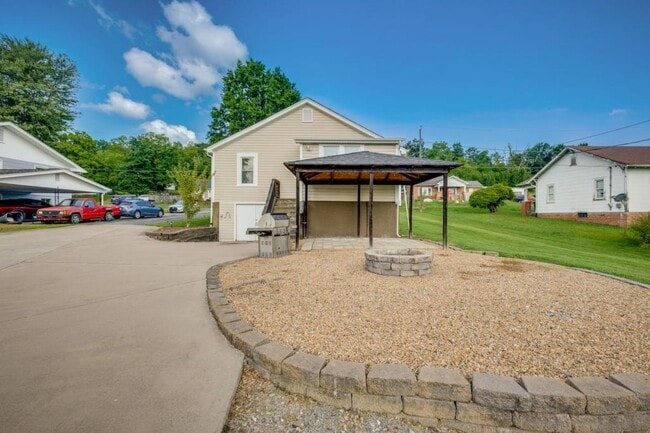 Building Photo - 4221 Maplewood St
