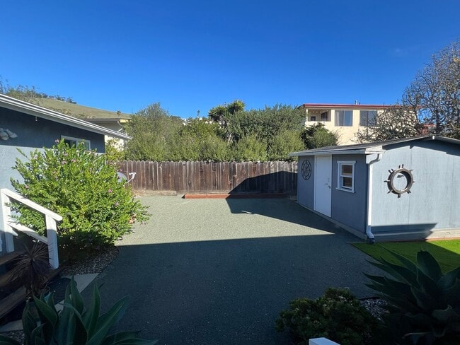 Building Photo - 2700 Hemlock Ave