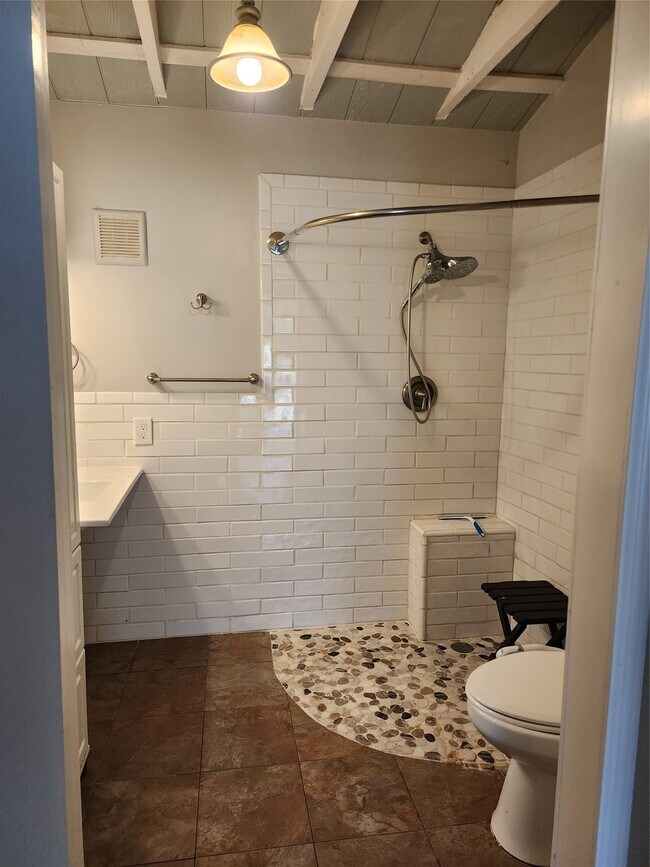 Building Photo - 13373 Southshore Dr