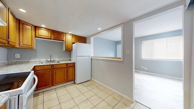 Building Photo - Elyria - updated 2 bedroom/1 bath townhouse.