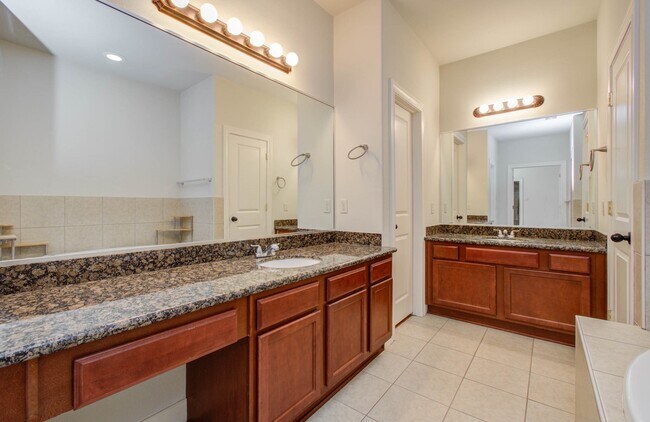 Building Photo - 10205 Brooktree Dr