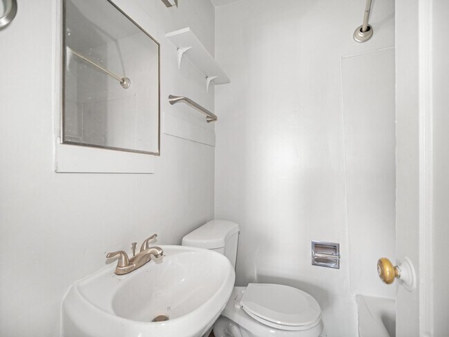 Building Photo - SUPER LOWER SOUTH HILL LOCATION , CLOSE TO HUCKLEBERRY MARKET