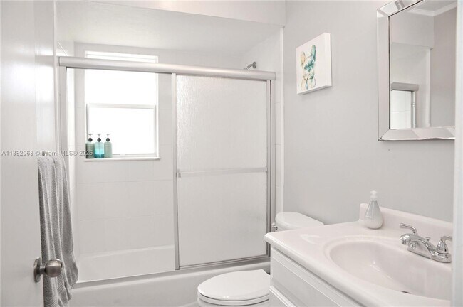 Building Photo - 722 SE Thanksgiving Ave