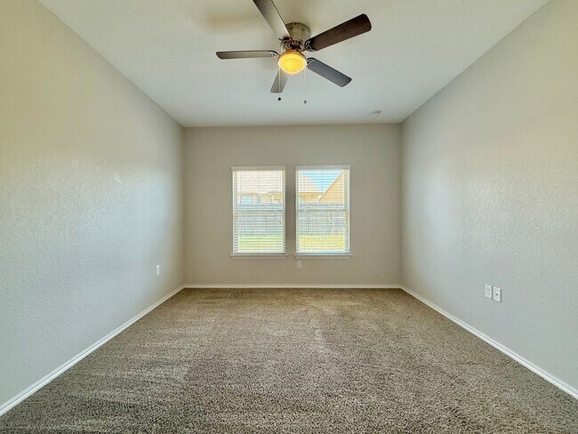 Building Photo - Northeast Crossing Neighborhood. Close to ...