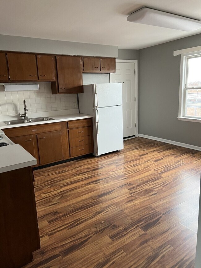 Building Photo - 6617 W Lloyd Dr