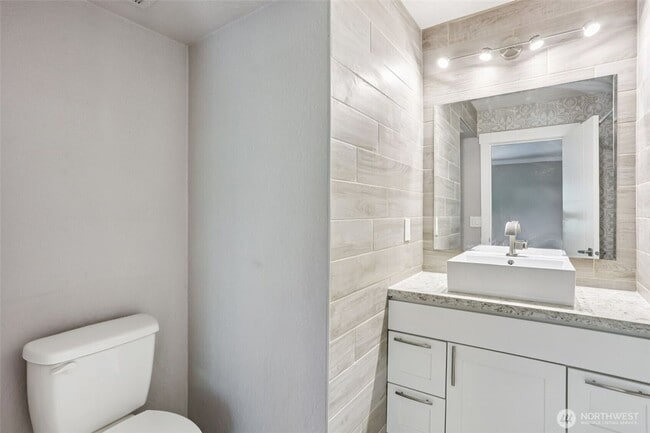 Building Photo - Walk to Juanita Beach with a stunning view!