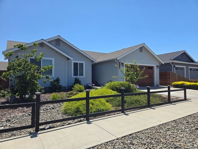 Building Photo - Recently constructed McKinleyville home fe...