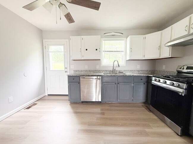 Building Photo - Newly Updated 2-Bedroom Apartment in Sparta with Lawn Care Included