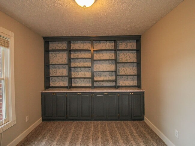 Building Photo - Spacious home!