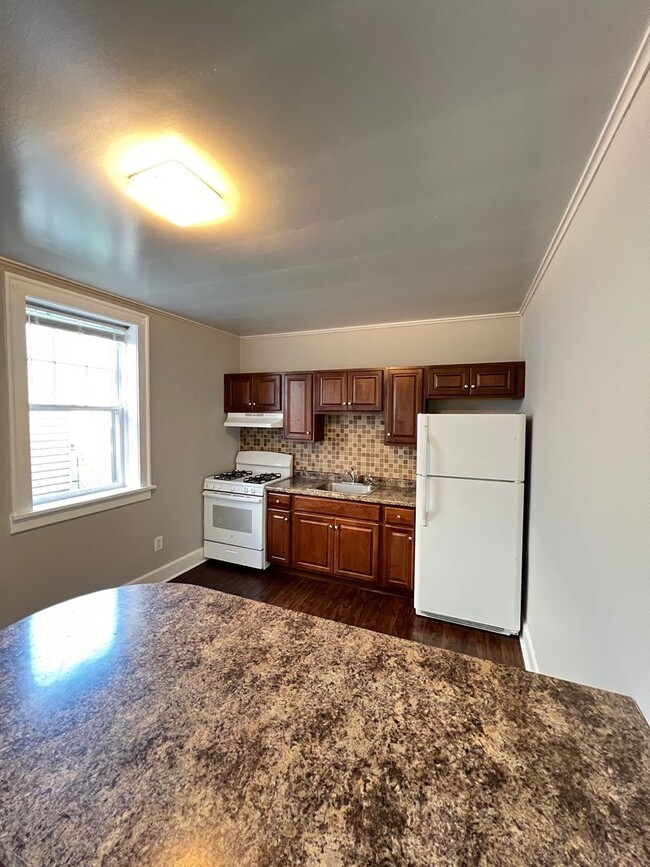 Building Photo - AVAILABLE AUGUST - Remodeled Studio Apartm...