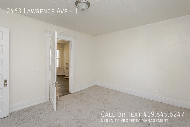 Building Photo - 2463 Lawrence Ave