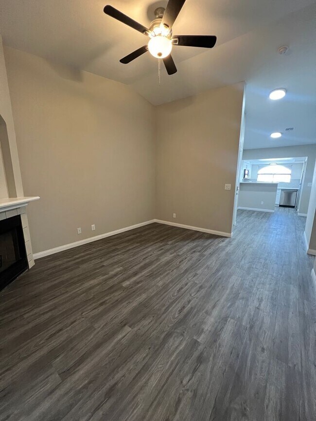 Building Photo - Newly Renovated Enclaves Condo!