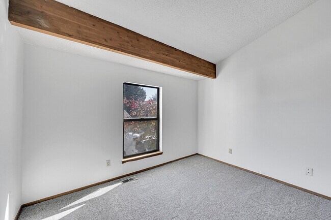 Building Photo - $2,385.00 - 3 Bedrooms, 2 Bathrooms Townho...