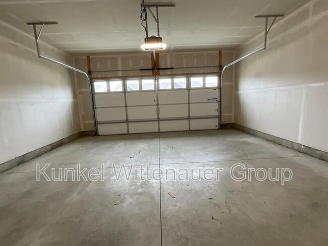Building Photo - 812 Applewood Creek Dr