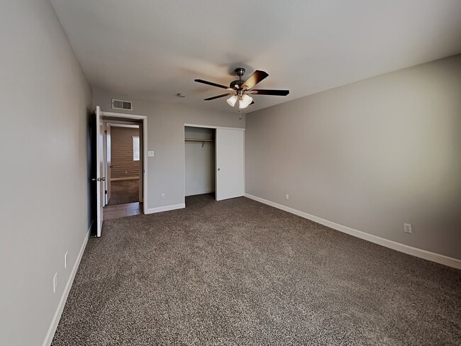 Building Photo - 1524 E Alameda Dr
