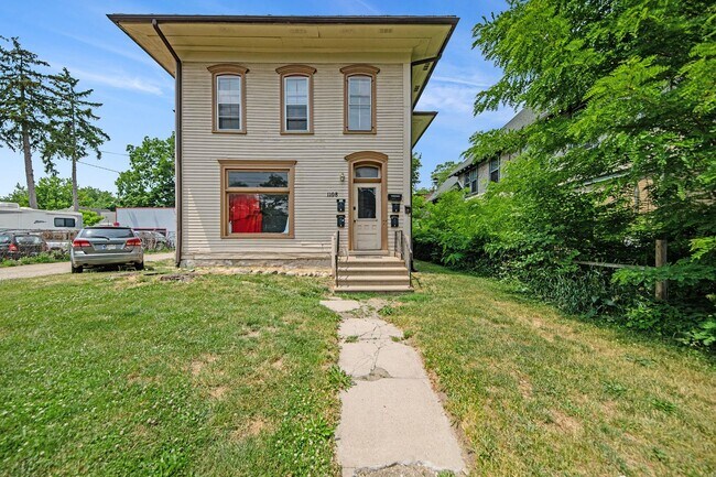 Building Photo - Attractive Remodeled Efficiency 2nd floor ...