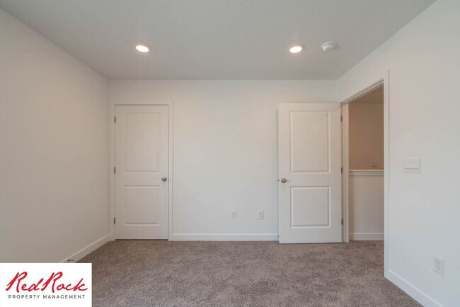 Building Photo - 3316 E Elkhorn Ln