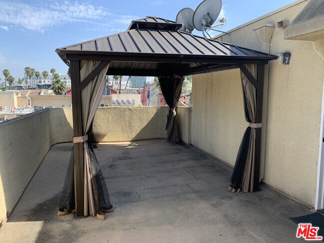 Building Photo - 420 S Harvard Blvd