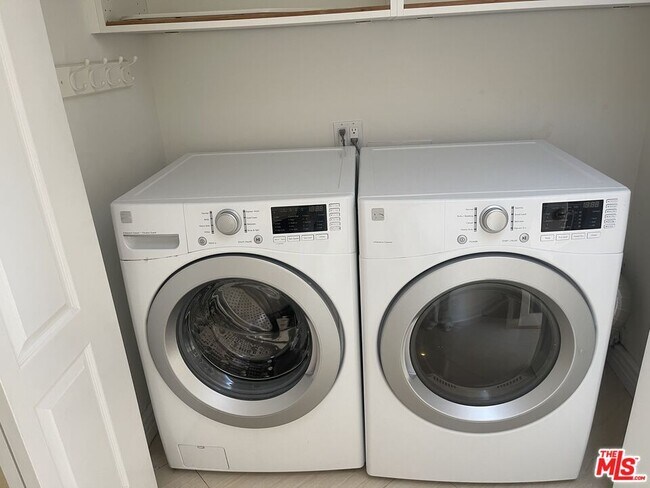 Building Photo - 1743 Stone Canyon Rd