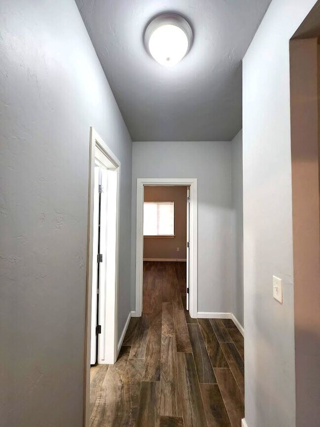 Building Photo - Campbell St Duplex