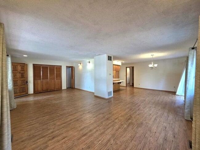 Building Photo - Large 4 Bedroom 2 Bath in Quaint Waterville
