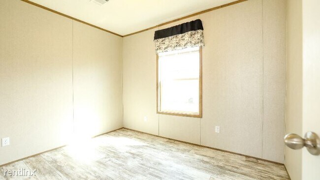Building Photo - 3 br, 2 bath Mobile Home - 136 Sycamore Loop