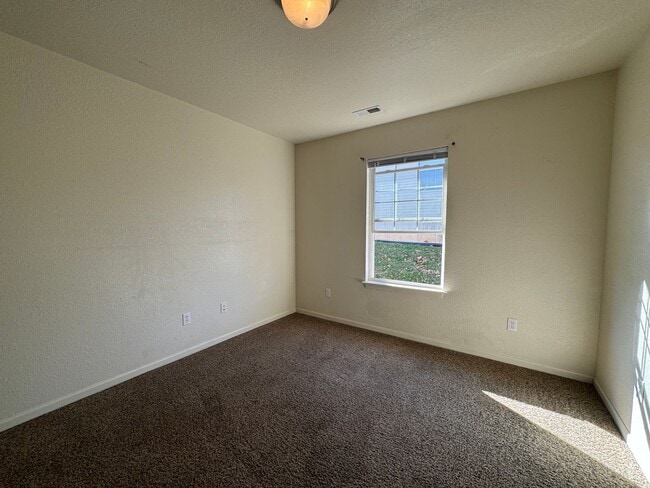 Building Photo - 3 Bed 2 Bath Duplex To Include Single Car ...