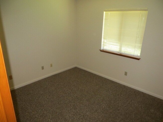 Building Photo - North Fresno Home, 3BR/2BA, Built 1989 - Lots of Amenities!