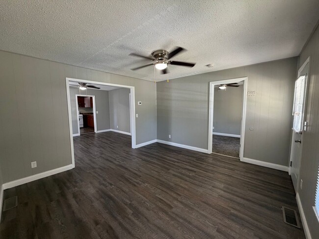 Building Photo - Charming Remodeled 2-Bedroom Home
