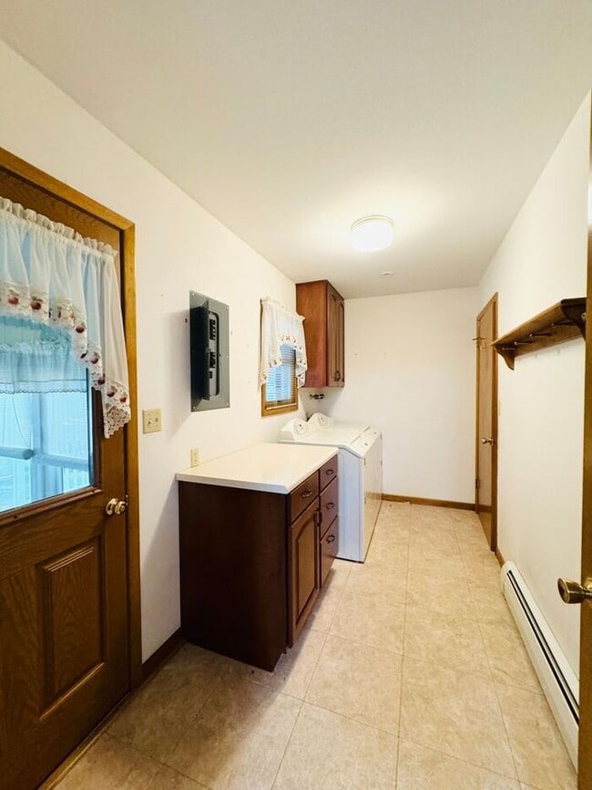 Building Photo - 4 Bedroom - 2 Bath Ranch Style Home with 2...
