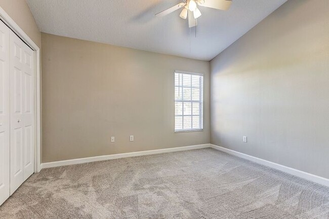 Building Photo - Spacious New Tampa 2 Bedroom, 2.5 Bath Tow...