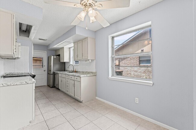 Building Photo - 11914 Meadowtrail Ln