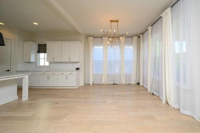 Building Photo - **LIKE-NEW, HIGH-END EXECUTIVE HOME WITH I...