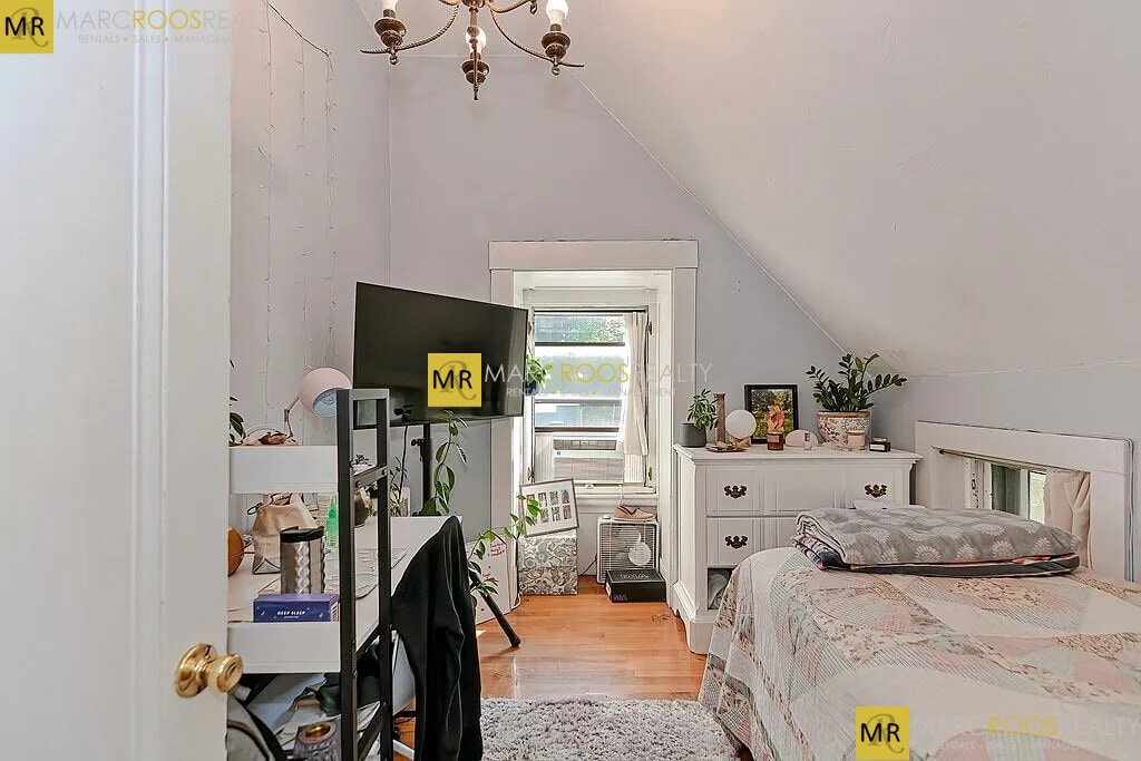 Building Photo - 139 Hillside St