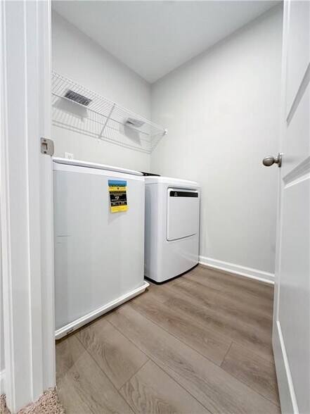 Building Photo - 493 Crown Dr