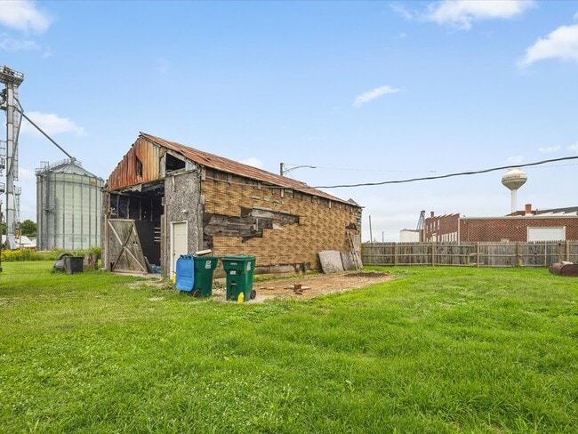 Building Photo - 305 N Holcomb Ave