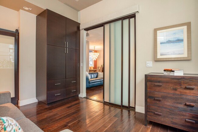 Building Photo - Modern Townhome Living in the Heart of Dow...