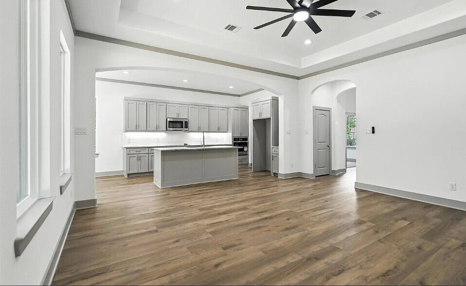 Building Photo - 716 Oak Creek Dr