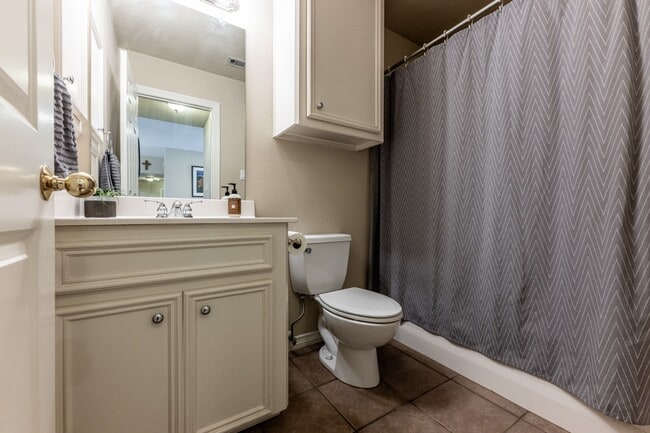 Building Photo - 3658 Redbud Ln