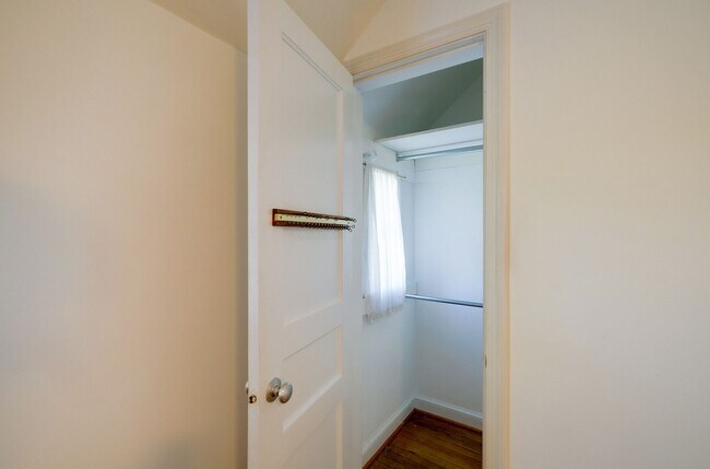 Building Photo - Charming 3BR/2BA Home with Bonus Room, Sunroom & Private Driveway – Prime Hyattsville Location!