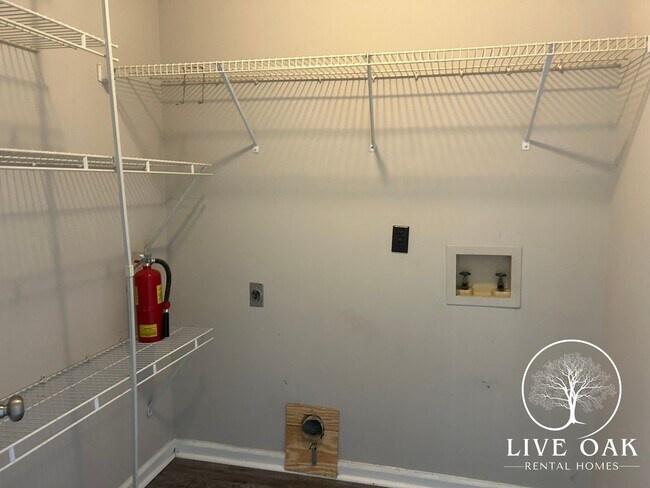 Building Photo - MOVE IN SPECIAL: $500 OFF 1ST FULL MONTH'S RENT!**