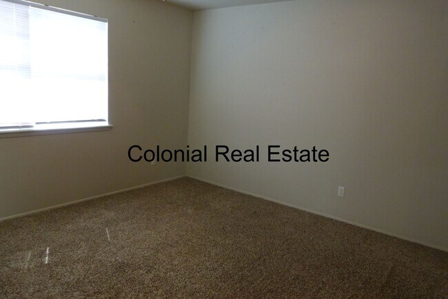 Building Photo - Spacious 3 bedroom 2 bathroom home