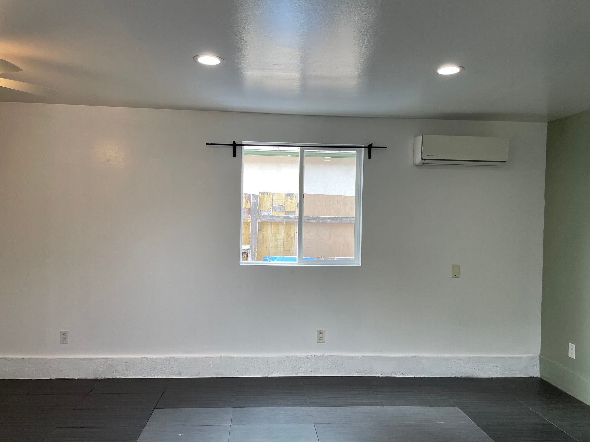 Building Photo - 8025 White Oak Ave