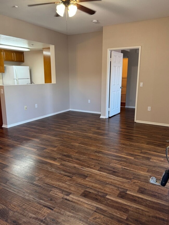 Building Photo - Spacious 2 bedroom 2 bath ground floor uni...