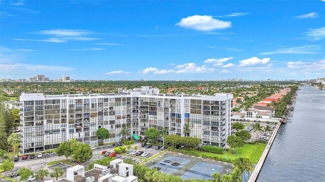 Building Photo - 1000 Parkview Dr